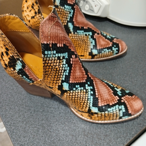 NWB COCONUTS BY MATISSE TRADER SNAKE PRINT BOOTIES, 6M - Picture 11 of 13